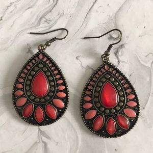 Dangle earrings with red and pink detail